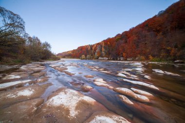 Sonbaharda şelalenin manzarası. Sonbahar renklerinde şelale. Sonbahar manzarasında dağ nehri. Ukrayna, Stryj Nehri.