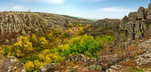 Un grand nombre de minéraux de pierre recouverts de végétation verte au-dessus d'une petite rivière dans l'Ukraine pittoresque et sa belle nature — Photo