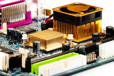 Modern Elektronik Araştırma, Geliştirme Tesisi: Kara Kadın Mühendis Bilgisayar Anakart Lehim Yapıyor. Bilim adamları PCB, Silikon Mikroçipler, Yarı iletkenler tasarlıyor. Orta boy yakın çekim.