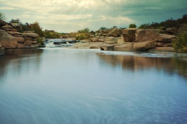 Kayaların üzerinden akan güzel dağ nehri. Dağ nehrinde akan su, yaklaş.