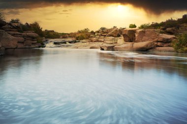 Kayaların üzerinden akan güzel dağ nehri. Dağ nehrinde akan su, yaklaş.