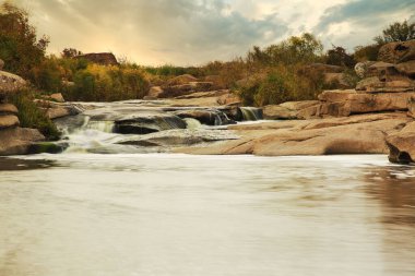Kayaların üzerinden akan güzel dağ nehri. Dağ nehrinde akan su, yaklaş.