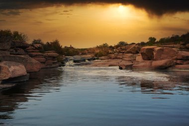 Kayaların üzerinden akan güzel dağ nehri. Dağ nehrinde akan su, yaklaş.