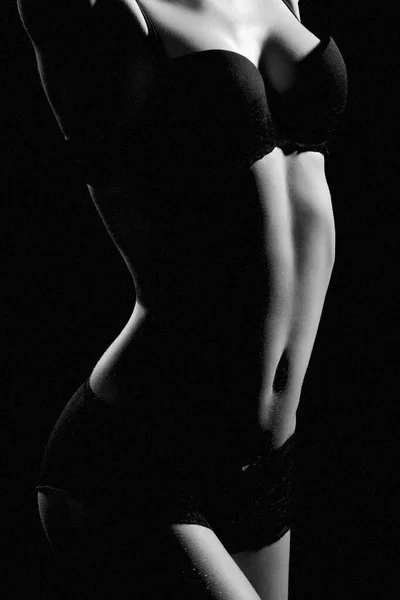 Mujer desnuda en forma sexy con piel limpia y saludable, aislada sobre fondo negro — Foto de Stock
