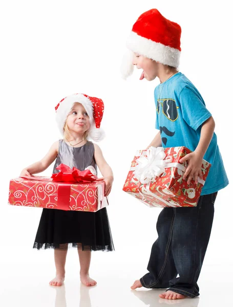 Beneficenza per bambini. ragazzo della scuola e ragazza in cappelli Santa Clause. Carità con scatola donare. Concetto di consegna e donazione. Buon Natale e Capodanno vacanza. Regali di Natale. — Foto Stock