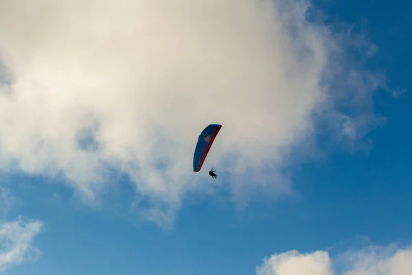 Yaz günü bulutlar üzerinde uçan Yamaçparaşütü — Stok fotoğraf