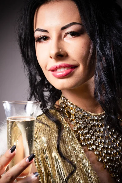 Altın elbiseli güzel bir kadını portreyle çizin