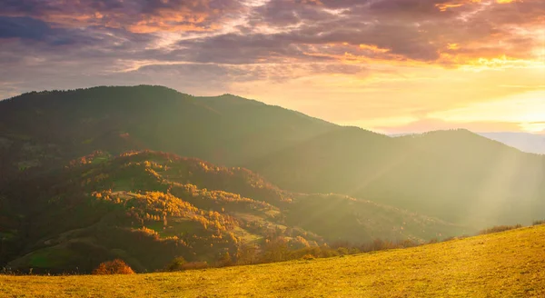 Oekraïne. Warme herfst in een dorp. Schilderachtige beuken, berken en dennenbossen en Hutsul huizen tegen de achtergrond van de Synevyr Pass bergkam zijn erg mooi met felle kleuren na een mooie dag. — Stockfoto