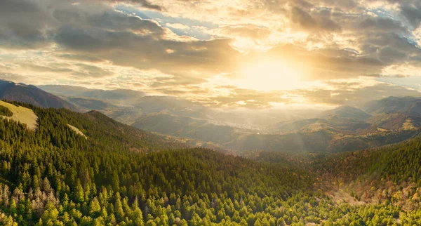 Ukrayna. Karpatlar 'da gün doğumu parlıyor. Dağların vadilerine ve ovalarına renkli sis yayılıyor. Altın bozkırlar göz kamaştırıcı derecede güzel..