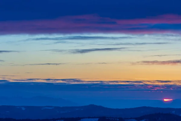 Δραματικός ουρανός ηλιοβασίλεμα με σύννεφα. Δραματικό ηλιοβασίλεμα πάνω από τη θάλασσα Royalty Free Εικόνες Αρχείου