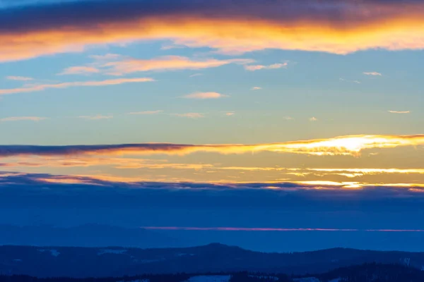 Δραματικός ουρανός ηλιοβασίλεμα με σύννεφα. Δραματικό ηλιοβασίλεμα πάνω από τη θάλασσα Εικόνα Αρχείου