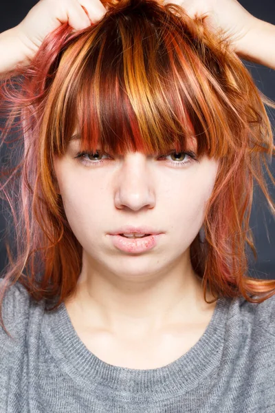 İzole edilmiş beyaz arka planda dikilen günlük tişört giyen güzel kızıl saçlı kadın elleri başının üstünde, utanç ve şaşkınlık dolu, sinirli ve hayal kırıklığına uğramış bir halde. Korku ve üzüntü 