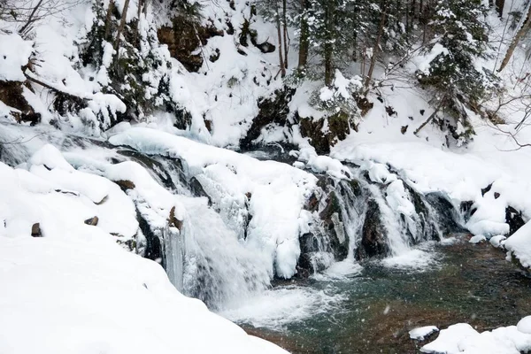 Mały aktywny wodospad. Czysty górski potok, śnieżny zimowy krajobraz, tło dzikiej przyrody — Zdjęcie stockowe