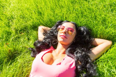 Yatay dikey bir gün parkta harcama ve başparmak gösterilmesini güzel öğrenci kız. Ülkede vaktinizi neşeli genç erkek. Hafta sonu ve tatil kavramı