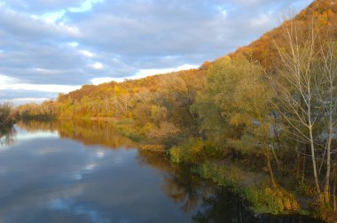 Sonbaharda göl kenarında gün doğumu, yükselen güneşin arka ışığında göl, sonbahar ve sonbaharda park sabah güneş ışığında park, suda renkli yapraklar, sonbaharda suyun yanında ağaçlar.