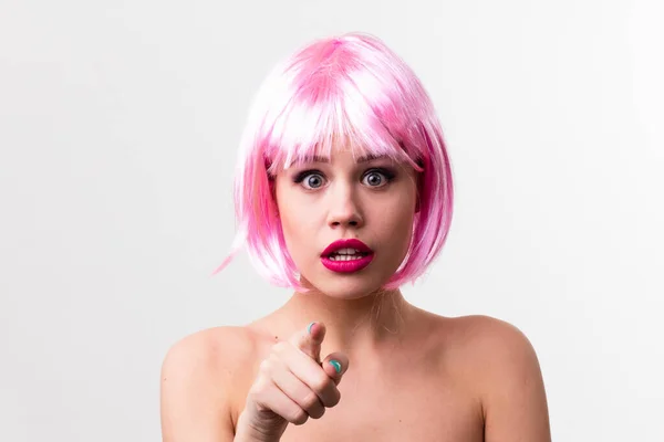 분홍색 배경에 밝은 화장을 한 젊은 여자의 얼굴, 매끈 한 포니테일을 하고 머리를 모으고 있는 모습. — 스톡 사진