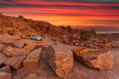 Ukrayna 'da granit madeninde kayalar ve ön planda büyük taşlar bulunan bir çöl manzarası..