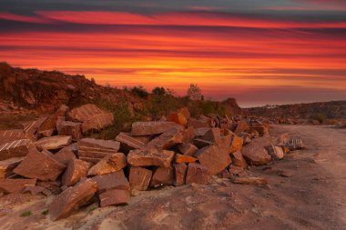 Ukrayna 'da granit madeninde kayalar ve ön planda büyük taşlar bulunan bir çöl manzarası..