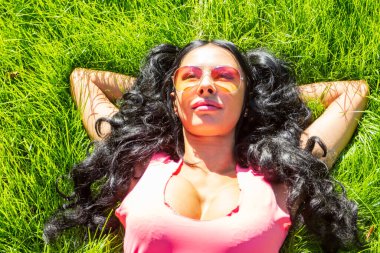 Yatay dikey bir gün parkta harcama ve başparmak gösterilmesini güzel öğrenci kız. Ülkede vaktinizi neşeli genç erkek. Hafta sonu ve tatil kavramı