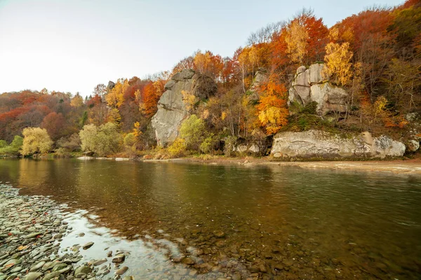 Vista de la cascada en otoño. Cascada en colores otoñales. Río de montaña en el paisaje de otoño. Ucrania, río Stryj. — Foto de Stock