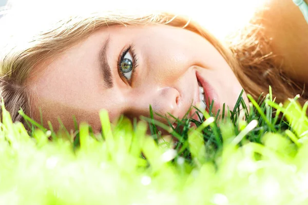 güzel esmer kız zarif elbise açık yeşil çim ve aromatik kokular limon rahatlatıcı giyen veya narenciye kireç