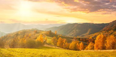 Ukrayna. Köyde ılık bir sonbahar. Resimli kayın, huş ağacı ve çam ağaçları ve Synevyr Geçidi 'nin zeminine karşı Hutsul evleri güzel bir günün ardından parlak renklerle çok güzeldir..