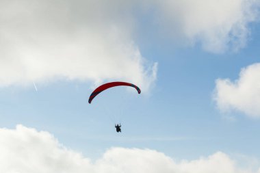 Yaz günü bulutlar üzerinde uçan Yamaçparaşütü