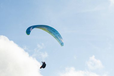 Yaz günü bulutlar üzerinde uçan Yamaçparaşütü