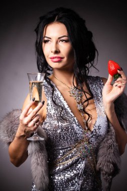 çilek damlayan bal ile esmer Güzellik Portresi.