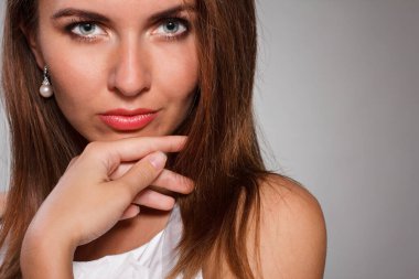 Beyaz arka plan üzerinde izole mor elbiseli Genç güzel esmer kadın