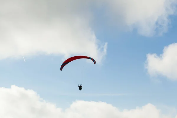 Parapente survolant les nuages en journée d'été — Photo