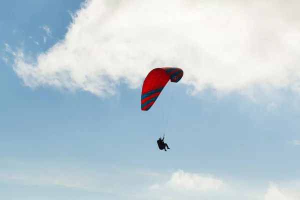 Parapendio che sorvola le nuvole durante il giorno estivo — Foto Stock