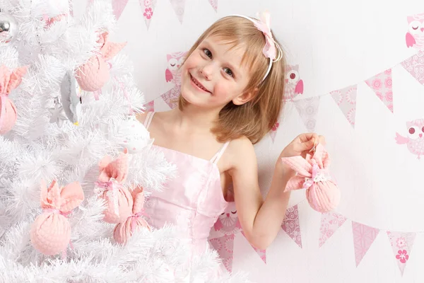 Güzel genç kız köknar ile