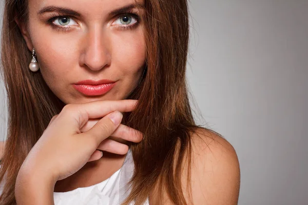 Beyaz arka plan üzerinde izole mor elbiseli Genç güzel esmer kadın