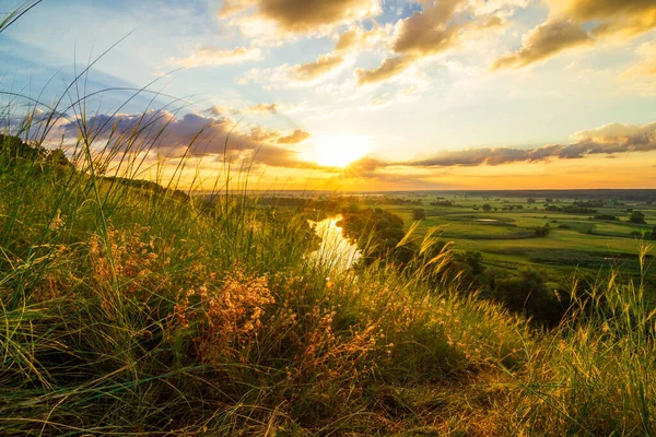 Ein wunderschönes Tal mit einem Fluss, blauem Himmel mit großen Wolken und strahlender Sonne. Luftfahrt — Stockfoto