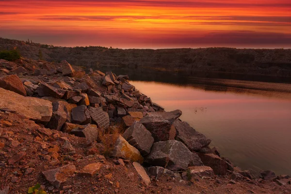 Ukrayna 'da granit madeninde kayalar ve ön planda büyük taşlar bulunan bir çöl manzarası..