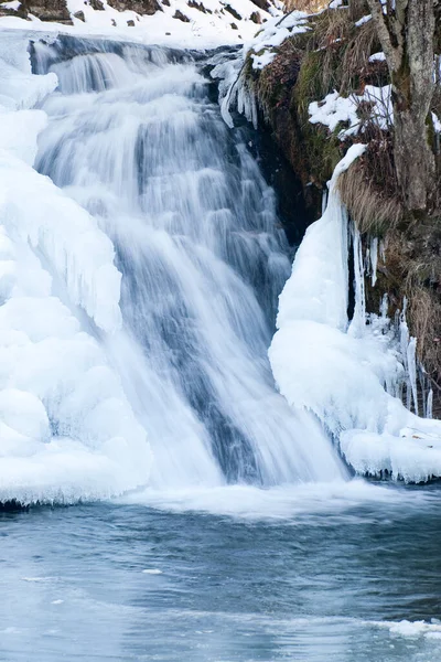 一个小的活动瀑布。 清澈的山溪，雪白的冬季风景，野生动物背景 — 图库照片