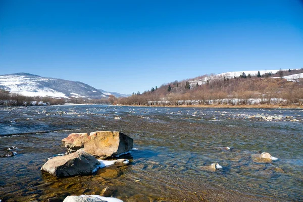 Ukrayna 'daki Karpat Dağları Ulusal Parkı' nın güzel manzarası, harika bir nehrin berrak suları, bir kopya uzayı gibi mavi gökyüzü..