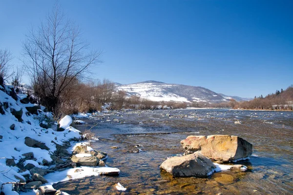 Ukrayna 'daki Karpat Dağları Ulusal Parkı' nın güzel manzarası, harika bir nehrin berrak suları, bir kopya uzayı gibi mavi gökyüzü..