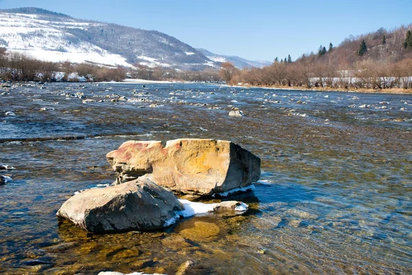 Ukrayna 'daki Karpat Dağları Ulusal Parkı' nın güzel manzarası, harika bir nehrin berrak suları, bir kopya uzayı gibi mavi gökyüzü..