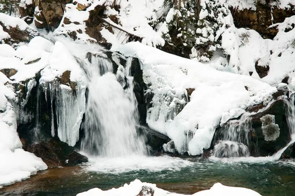 Une petite cascade active. ruisseau de montagne propre, paysage hivernal enneigé, fond de la faune — Photo