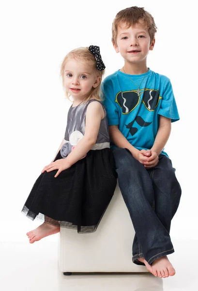 Retrato de um irmão e irmã, louro encaracolado com olhos azuis rindo alegremente em um fundo branco. Emoções infantis, felicidade, alegria, diversão. Lindos filhos bonitos. Amizade. — Fotografia de Stock