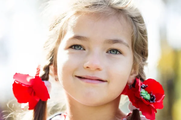 Happy laughing girl on grass. Smiling child outdoors — Stock fotografie