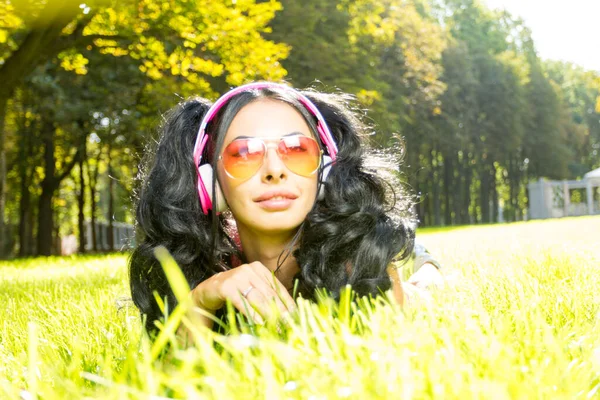 Yatay dikey bir gün parkta harcama ve başparmak gösterilmesini güzel öğrenci kız. Ülkede vaktinizi neşeli genç erkek. Hafta sonu ve tatil kavramı