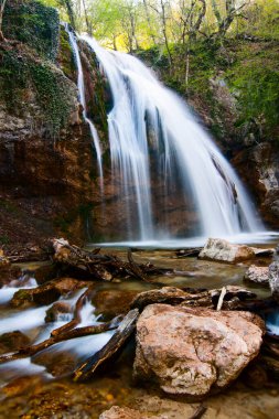 Yağmur ormanlarının kırsal kesimlerindeki güzel doğa şelalesi, Kırım şelalesi manzarası. Kırım 'ın saf ve harika doğası. Ukrayna, Rusya Federasyonu 'nun işgal ettiği bölge..