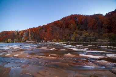 Sonbaharda şelalenin manzarası. Sonbahar renklerinde şelale. Sonbahar manzarasında dağ nehri. Ukrayna, Stryj Nehri.