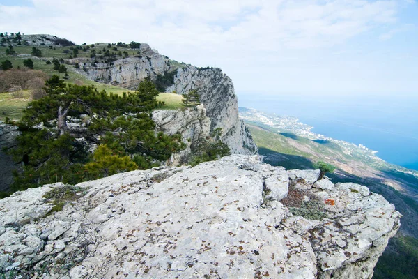 A wonderful and unusually beautiful landscape overlooking the high plateau of the Crimean mountains. Clean and reasonable nature of Crimea. Ukraine — Foto de Stock