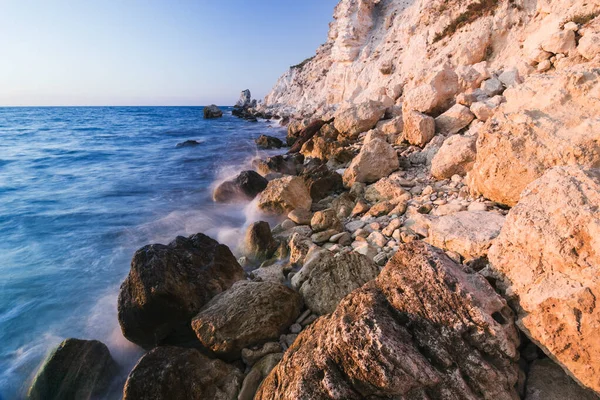 Denizde gün batımı. Kırım 'da Karadeniz üzerinde güzel renkli bir gün batımı. Ukrayna.