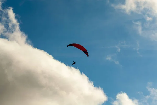 Parapente survolant les nuages en journée d'été — Photo