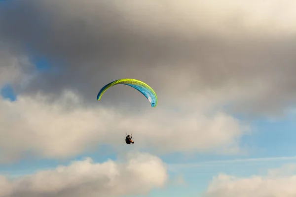 Paraglider flying over clouds in summer day — Stock Photo, Image